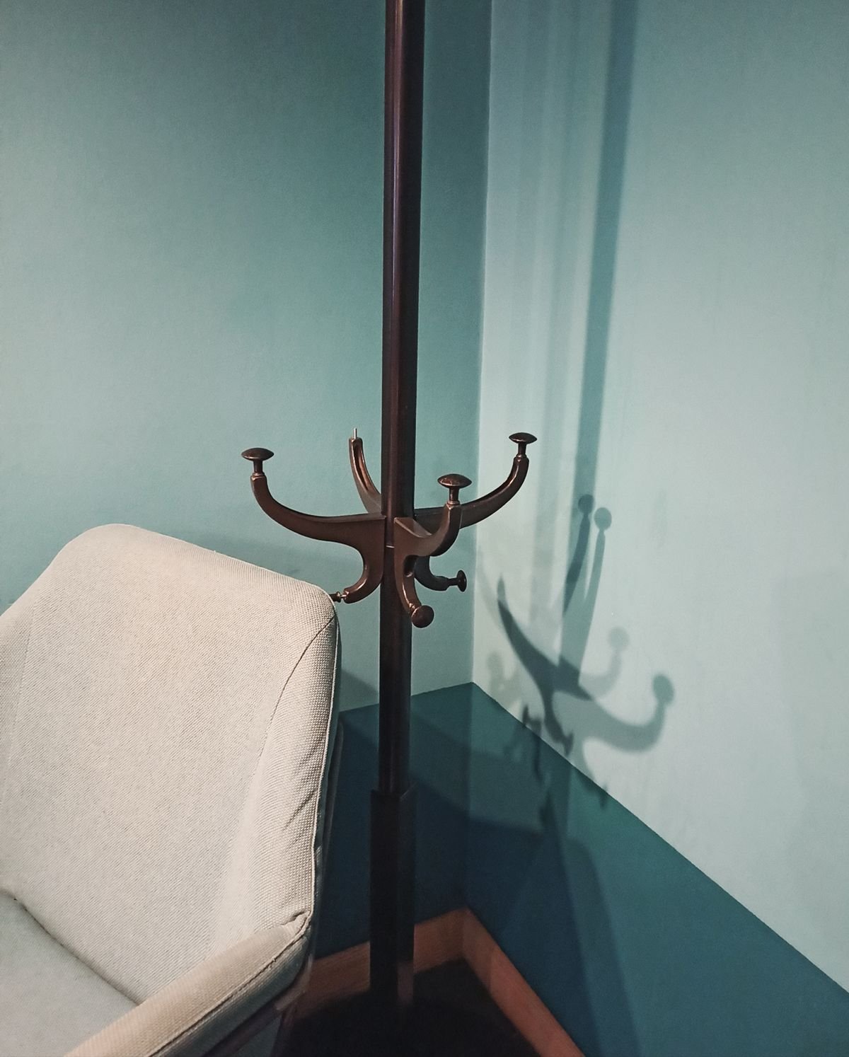 Coat stand variant