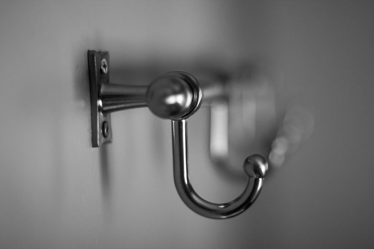Retractable cloth line hook
